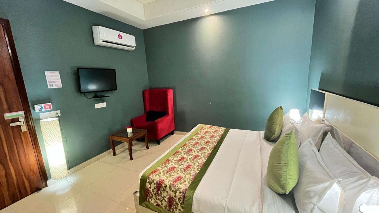 Qotel Hotel Church House Rohini Sector 15 Delhi  Exterior foto